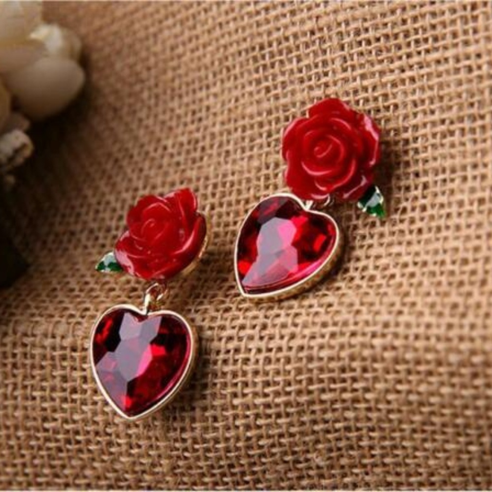 Gorgeous Realistic 3D Red Rose Heart Earrings - Picture 5 of 5